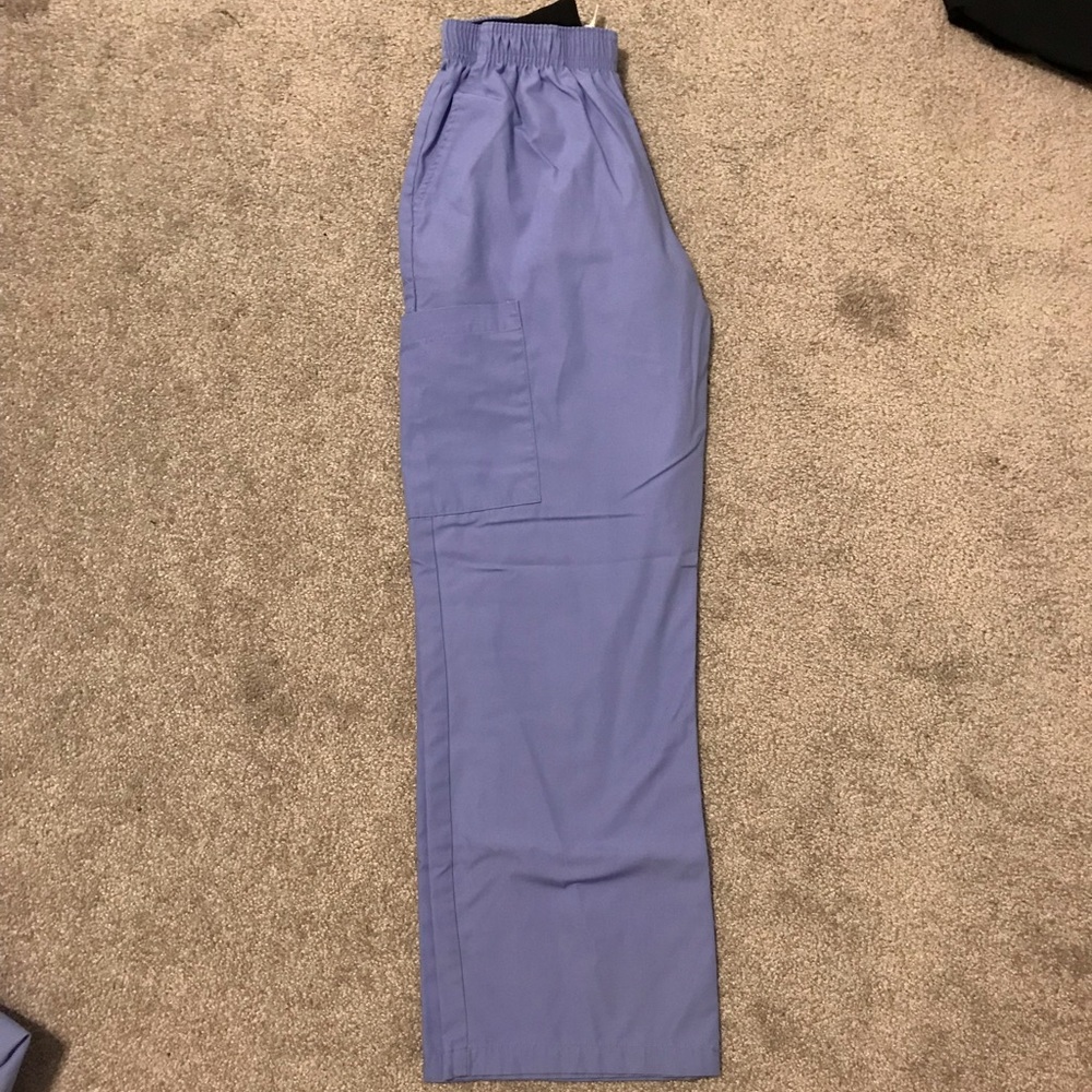 Maevn Scrubs Set - Picture 3 of 3